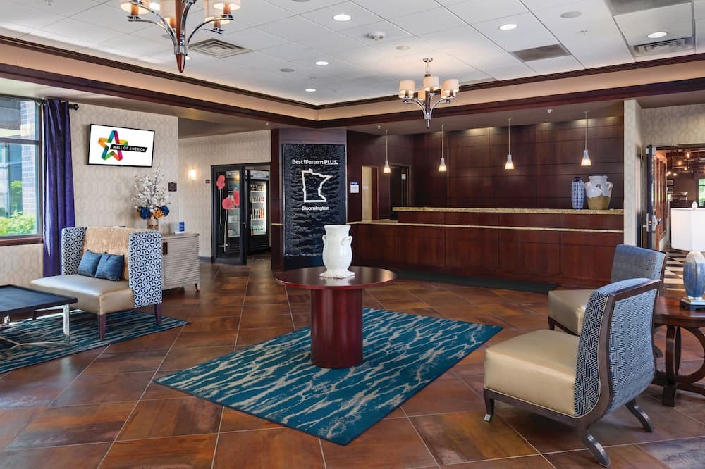 South Loop House | Adventure & Relaxation: Stylish Rooms with Pool & Fitness Center