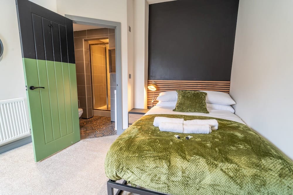 Beeston Apartment | Modern work Retreat with Dedicated Workspace | Pass the Keys