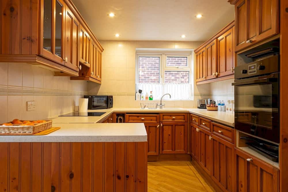 Loughton House | Epping Haven with Garden Oasis | Pass The Keys
