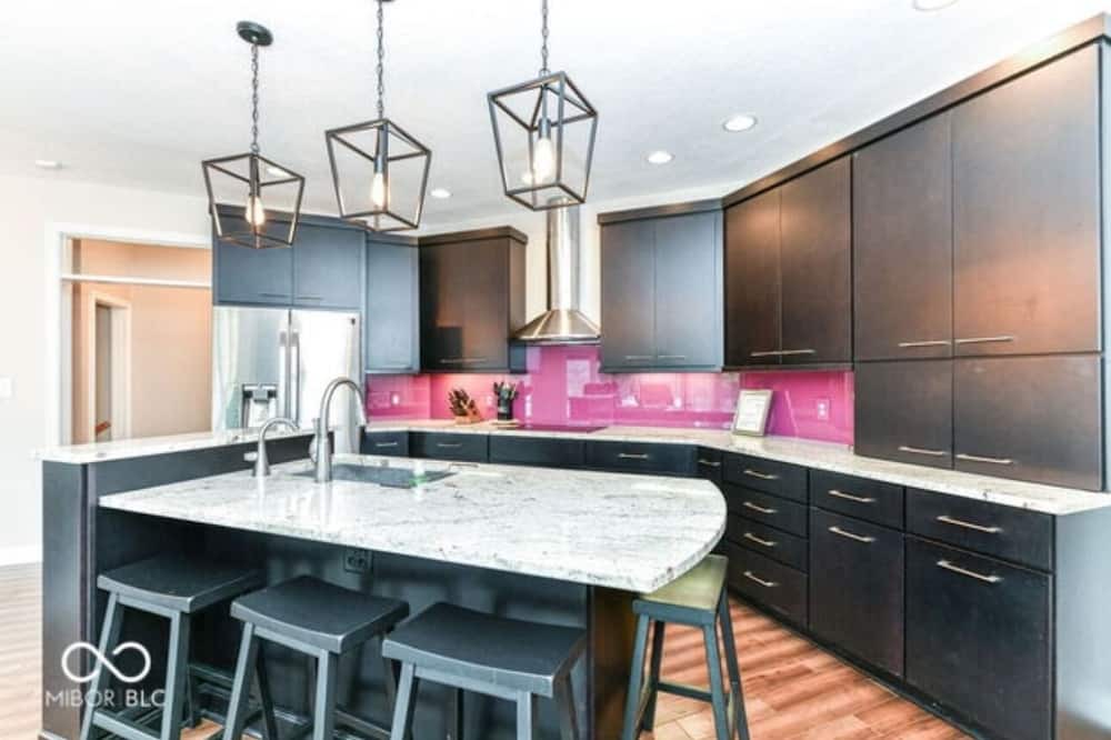Carmel House | Large four bedroom house with pool and outdoor kitchen near Grand Park
