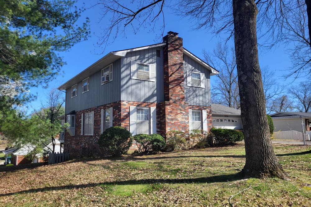 Cape Girardeau House | Comfortable family home for 12+ with chair lifts