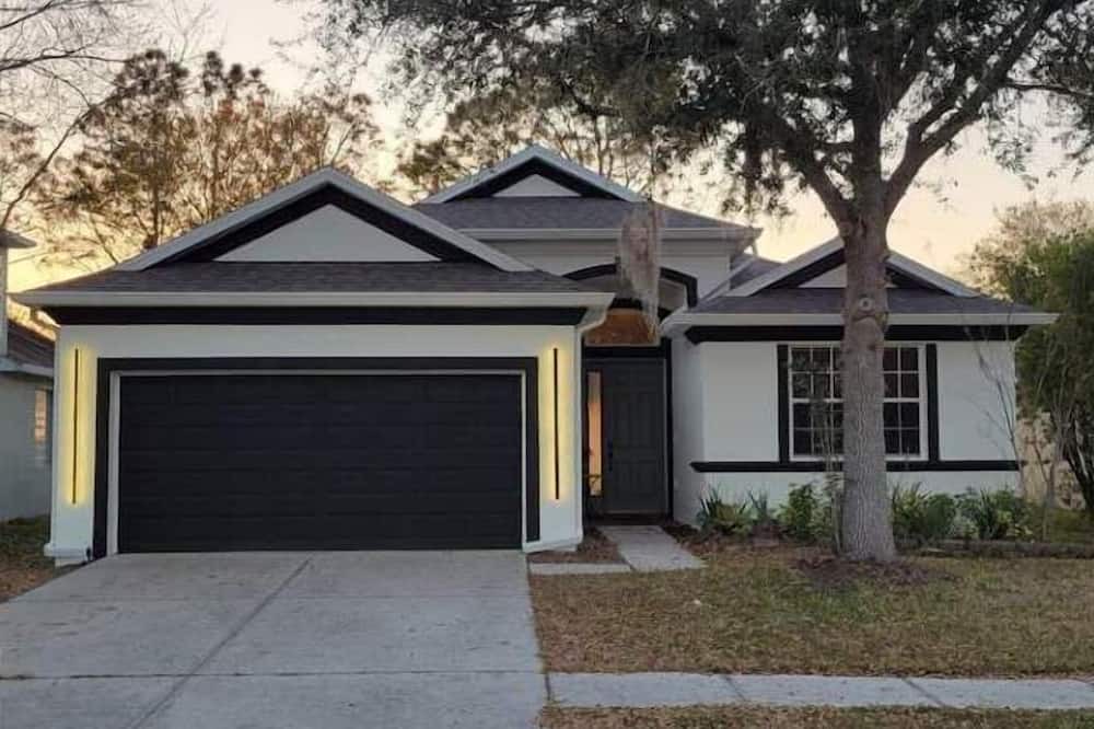 Zephyrhills House | Hidden Waterfront Escape