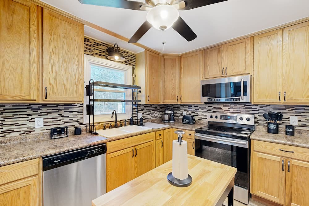 Converse House | Renovated Upcountry home with sun room, fireplace, & central AC - dog-friendly