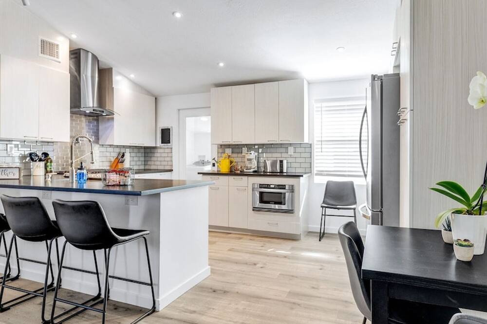 Midtown House | Modern and Comfy 3 bdrm near Melrose District!