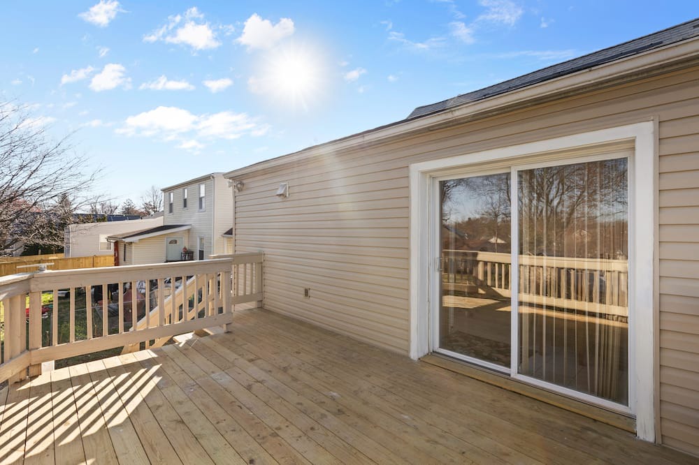 Rockville House | Charming 3-bedroom house in adorable Rockville , 5 minute walking from Metro STA