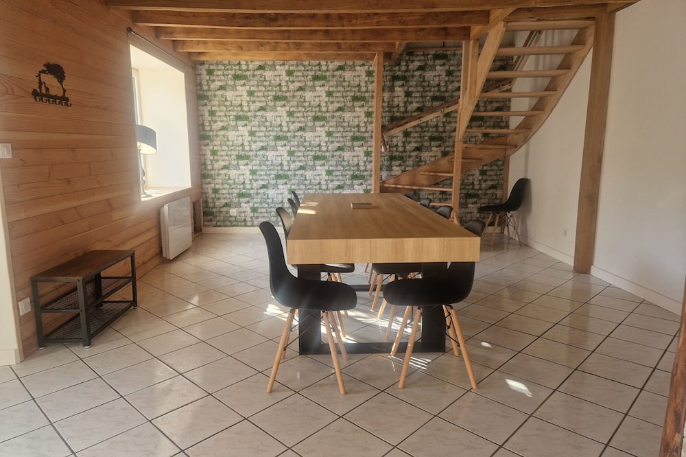 Vollore-Ville House | Holiday Home 'Gîte Des Catalpas' with Private Terrace, Private Garden and Wi-Fi