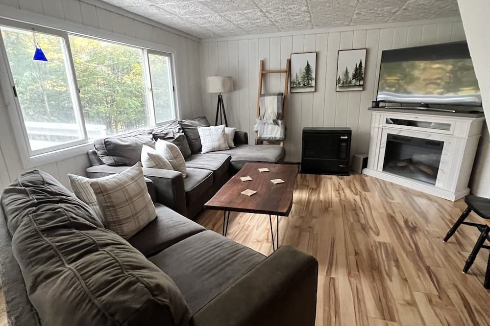 Kingfield House | Cozy Ski Retreat near Sugarloaf