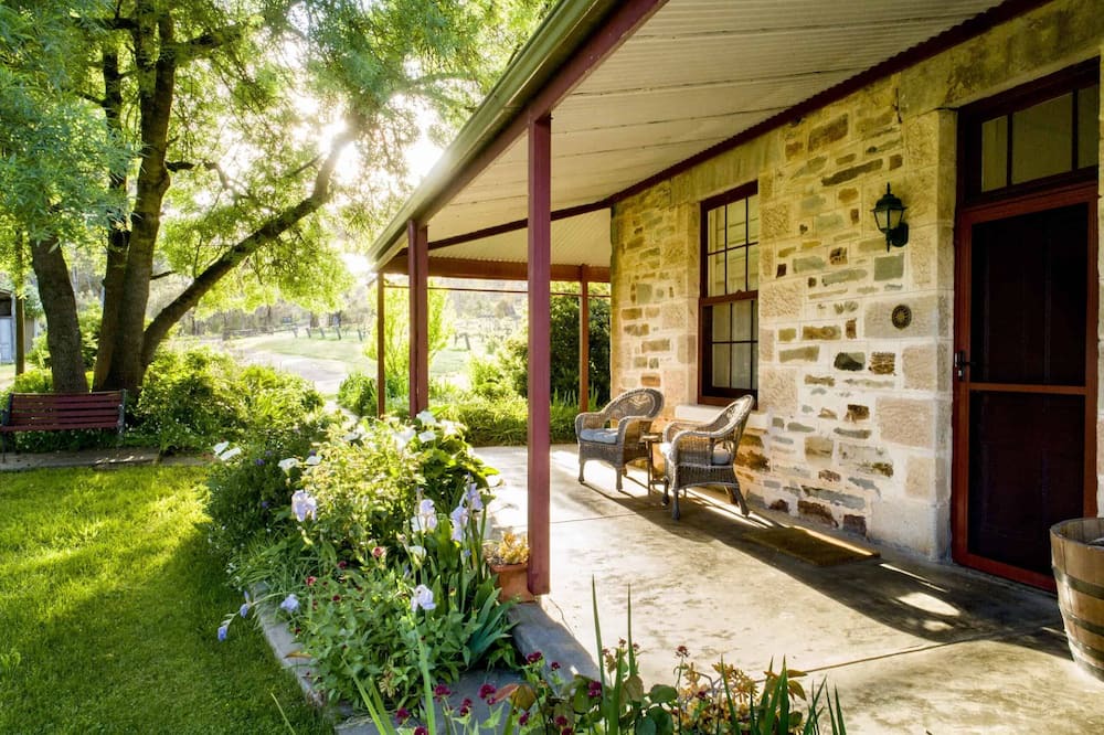 Spring Gully House | Boutique Heritage Home with Stunning Vineyard Panorama in Clare Valley
