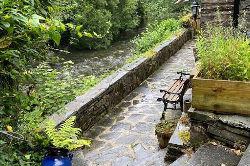 Corris House | Idyllic cottage by the River