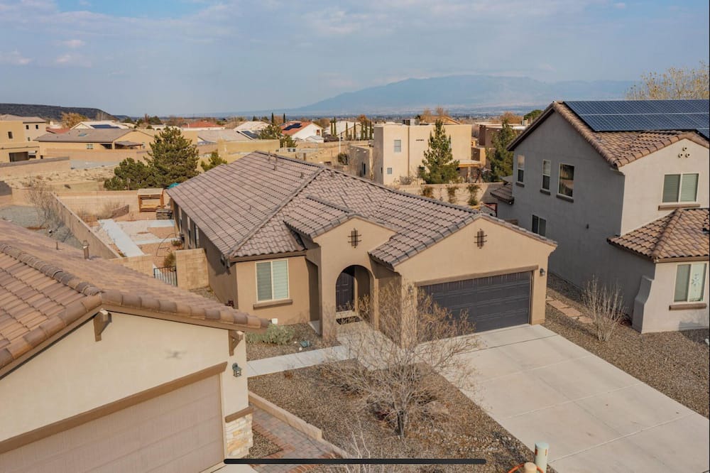 Tierra Oeste House | Charming 3-bedroom house with WiFi and AC in delightful Albuquerque