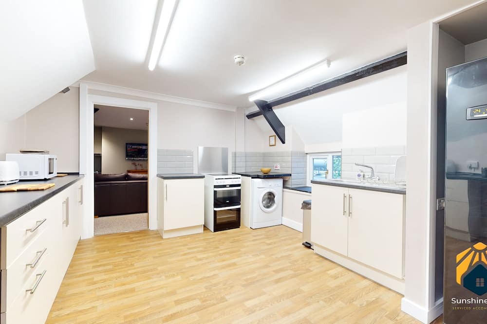 Pontypool Apartment | 4 Bedroom Apartment with Cosy Pub