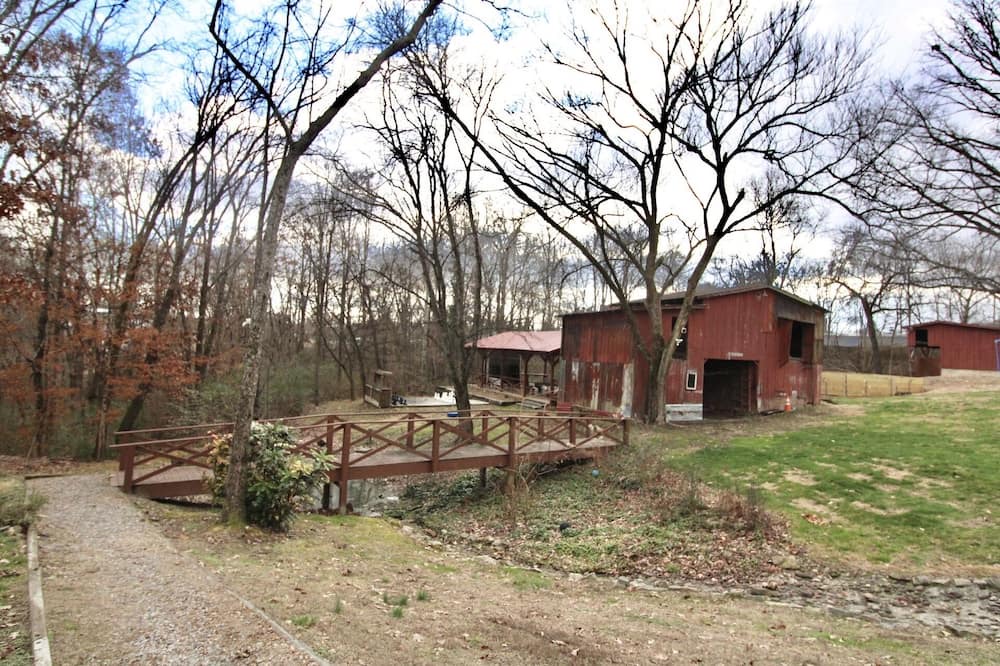 Lenoir City Cabin | Cozy Classy Cabin - pet friendly! Only 1 minute from Lenoir City's main street