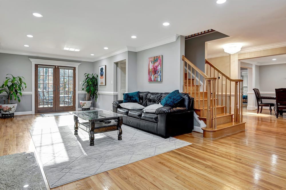 Lenni House | Relaxing 5BR Family Home w/Fire Pit & Pool Table