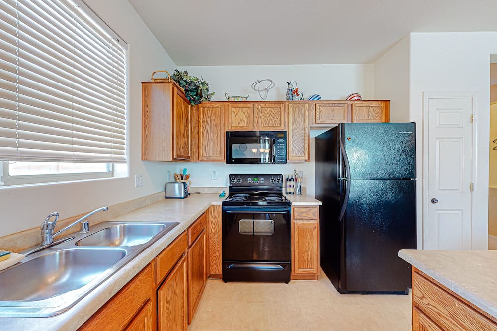 Rogers Ranch House | Comfortable home with enclosed yard, furnished patio, & washer/dryer