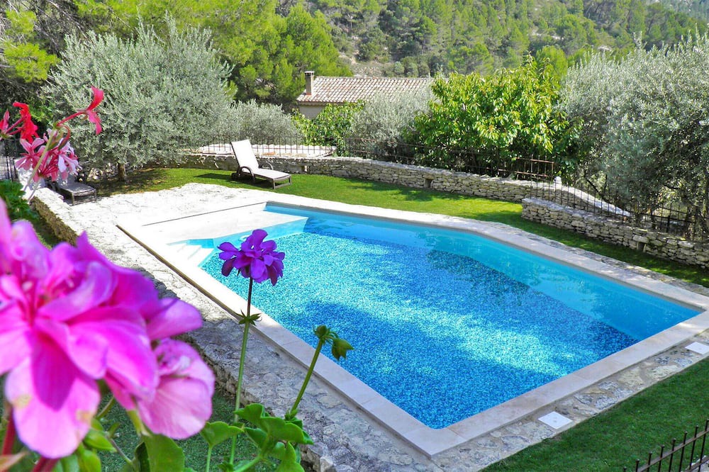 Fontaine-de-Vaucluse House | Nestled in the scenic hills of Fontaine de Vaucluse, this holiday home with a private enclosed pool