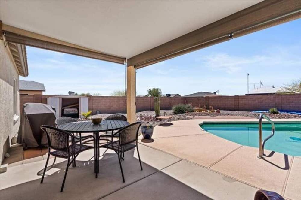 Arizona City House | Desert Oasis Retreat Pool Home