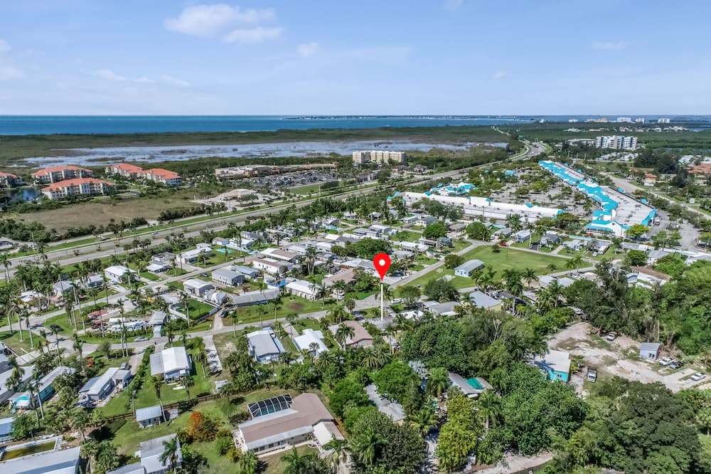 Truckland House | Beachside escape with tropical yard & alfresco patio - walk to outlet shopping