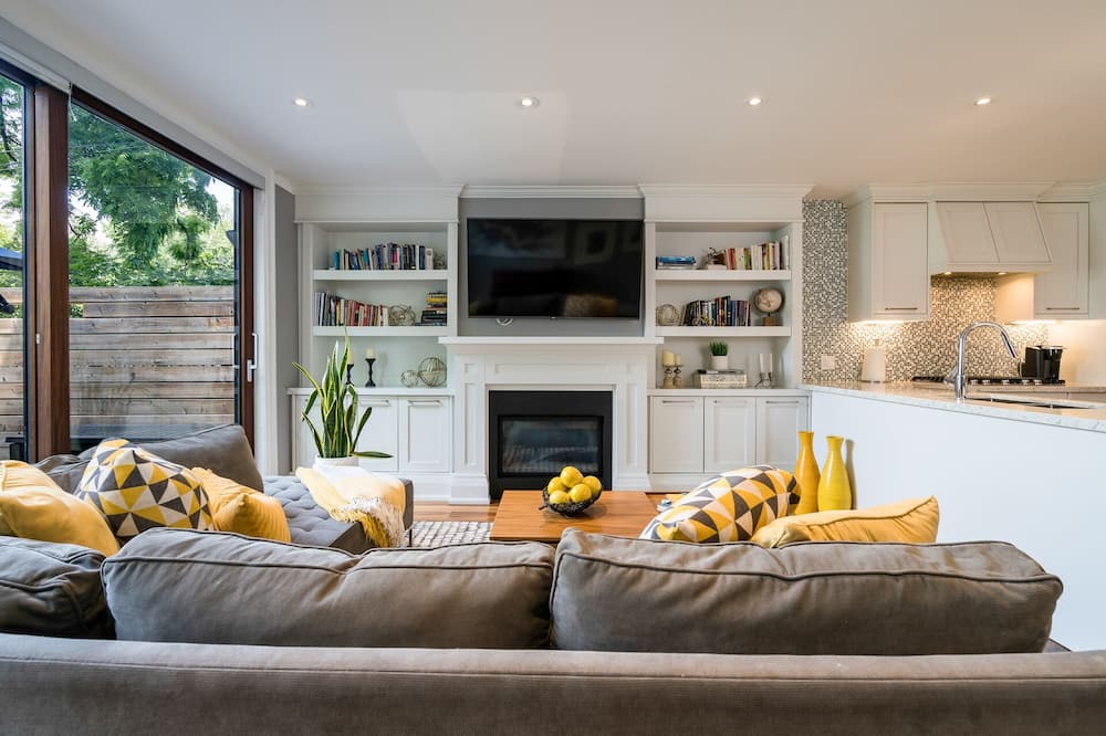 Yonge and Lawrence House | **Stunning home in midtown Toronto. Spacious home suitable for large parties**