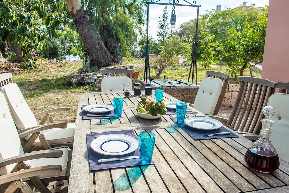 Lakithra House | Stylish house with huge garden,sea view, max 10 min drive from 10 beaches & town