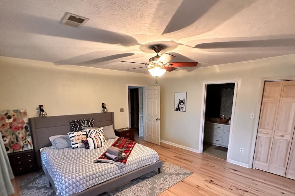 Ninety Six House | Sanctuary on the Lake. All dogs welcome!