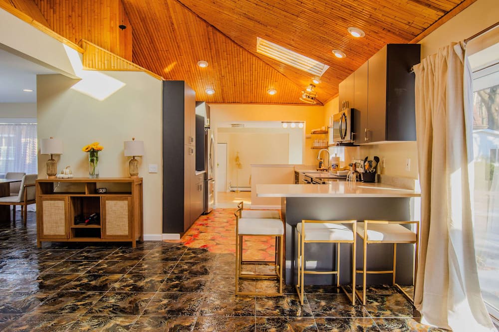 Rochelle Park House | Spacious 3 BED / 3 BATH - Close to NYC w/ Pool & Hot Tub