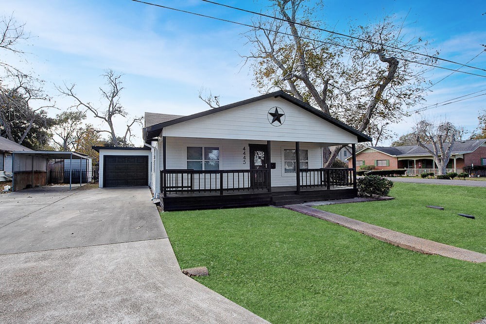 Groves House | 4-Bedroom, 2-Bath House with Pool in Groves, TX