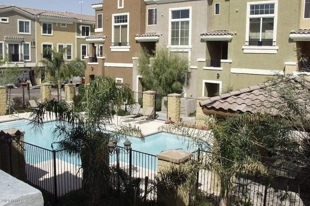 Midtown House | Private master bed & bathroom - gated community