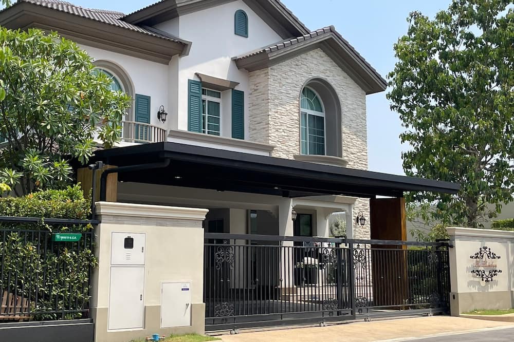 Rangsit House | Bloomsbury House Ramintra Luxury Family Big House