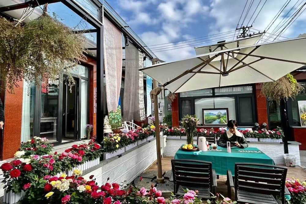 Huairou Bed & Breakfast | Flower Yard