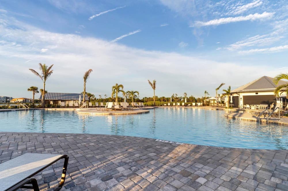 Punta Gorda Condo | 🥇 Lovely 2bd condo with lanai overlooking golf course (CH1060)