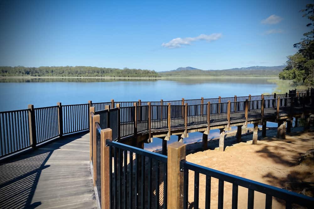 Landsborough House | The Hideaway is a lake house situated on the Ewan Maddock Dam, Glenview.