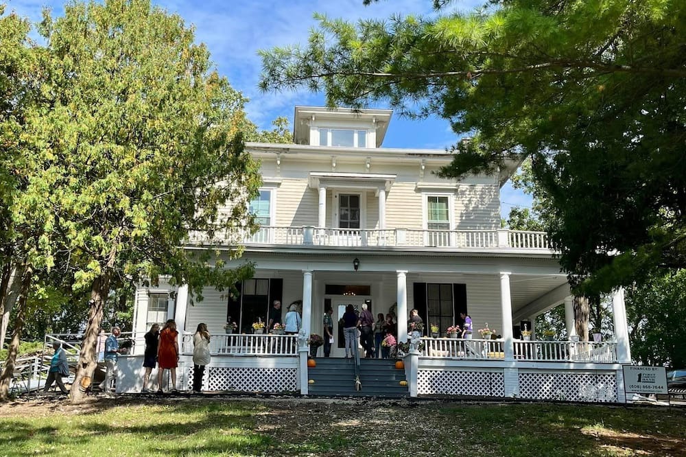 Janesville Bed & Breakfast | Century Elms Bed and Breakfast