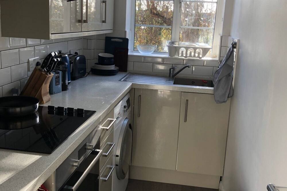 Raynes Park Apartment | Bright and spacious 1 bedroom flat-only 22 minutes to Central London