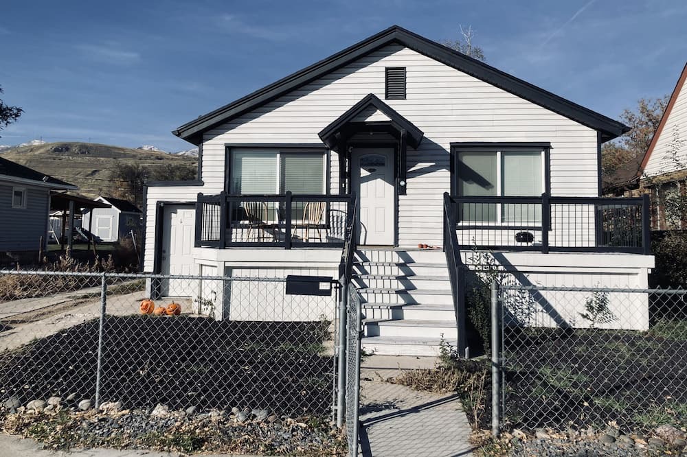 Magna Apartment | Cozy 2 bedroom, 1 bathroom apartment