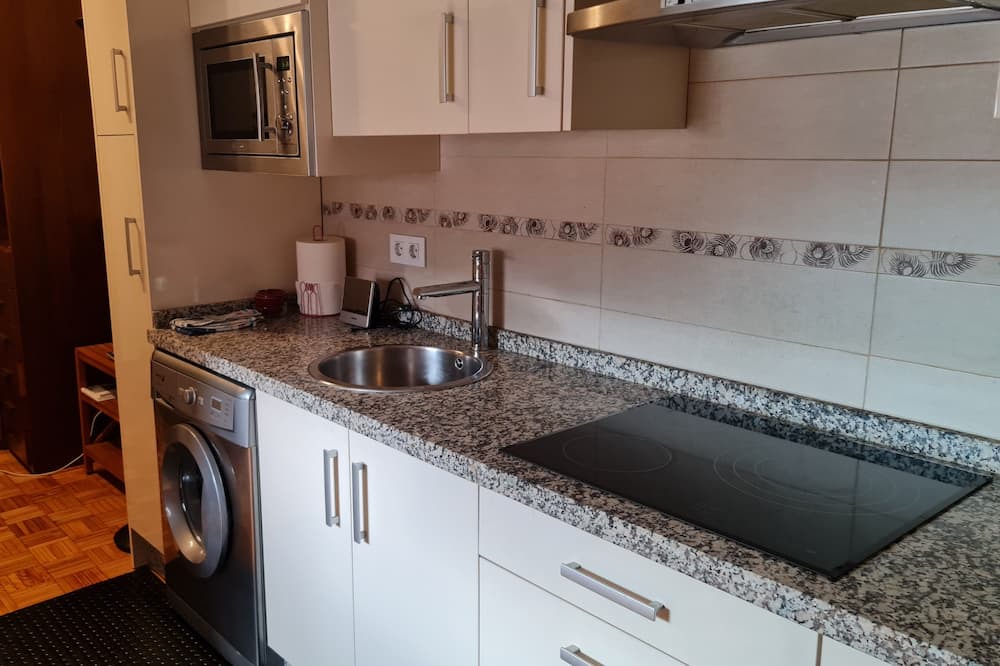 San Lazaro y Otero Apartment | Pequeño Apartamento con Wifi Lado Palacio Deportes. Próximo Salidas Autopista