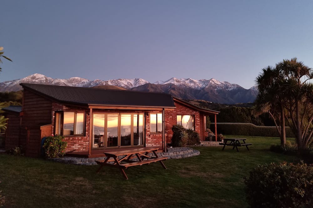 Hapuku House | Unwind and rejuvenate amidst the scenery of the ocean and snow-capped mountains.