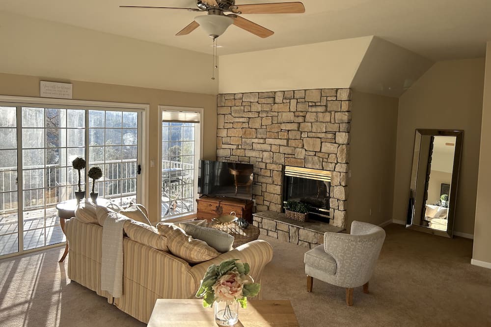 Penn Valley House | Beautiful Lakeview 2 bed/1 bath in the lovely Lake Wildwood gated community!