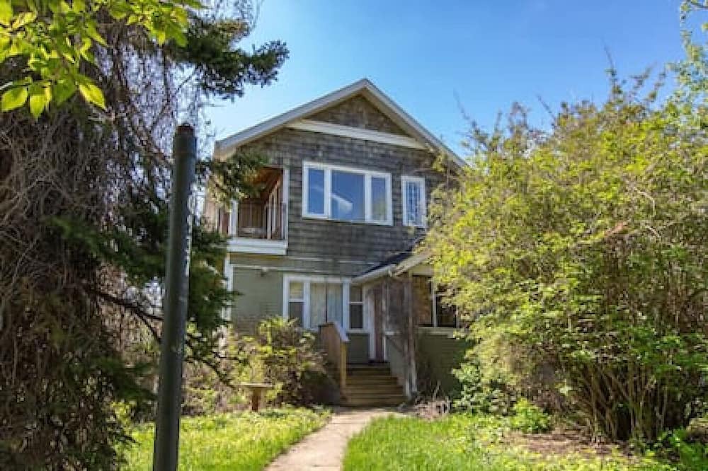 Hinton House | Air Conditioned 5-Br/3-Ba | Private Pool & Hot Tub | Pool Table & Home Theatre