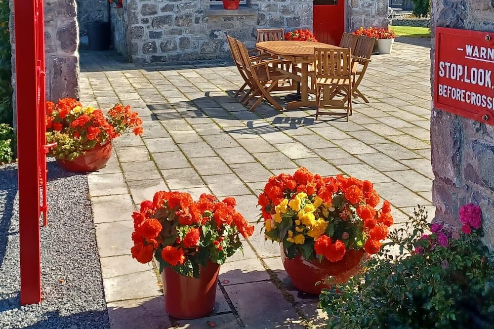 Annaghdown Cottage | Murrays Traditional Stone Cottage, near lake