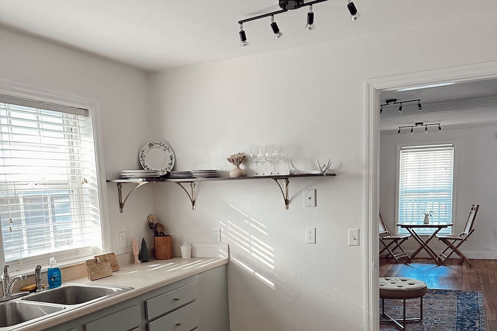 Lake City House | Stylish Retro cottage. Sleeps up to 7. Close to ball parks, lakes, and springs!