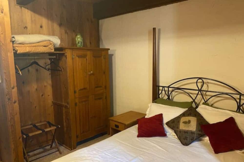 Glenwood Springs Cabin | North Facing Room #13