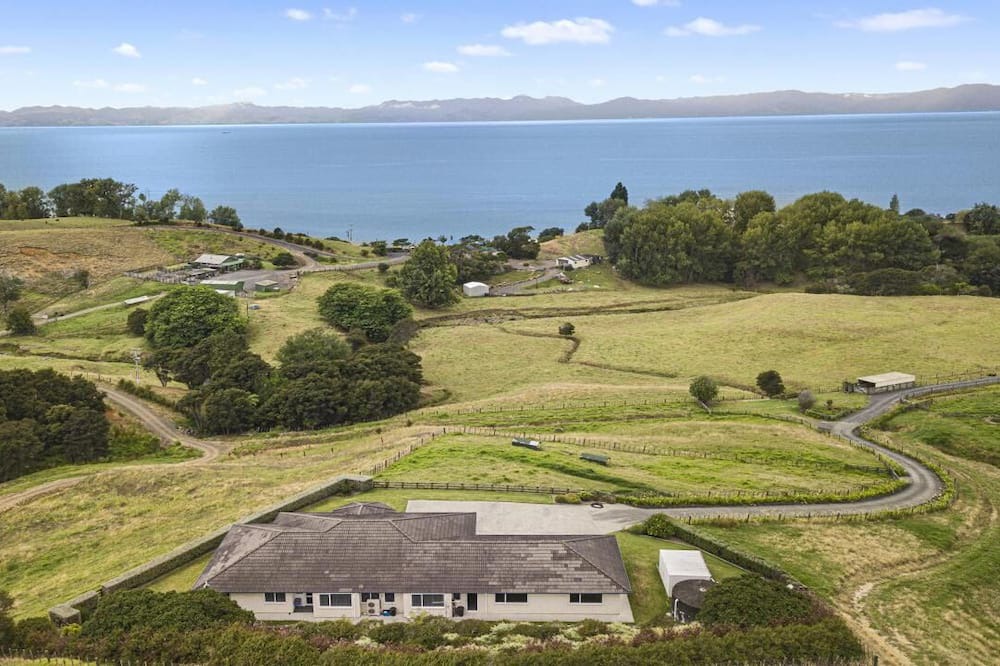 Whakatiwai House | SLICE OF HEAVEN IN KAIAUA WITH SEA VIEWS - BEACH & PARK WITHIN WALKING DISTANCE
