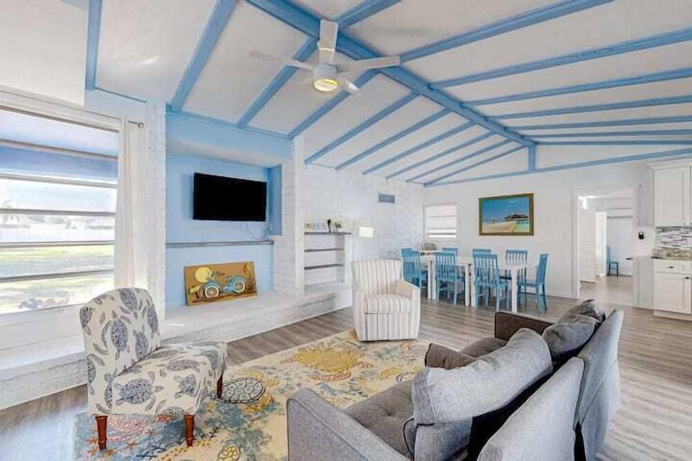Belair Bayou Apartment | 3 Bedroom 742323 by Houzlet