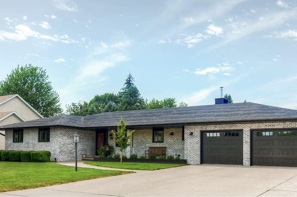 Boone House | Updated 5 Bedroom Ranch 7 minutes from Seven Oaks, 15 minutes from ISU Campus