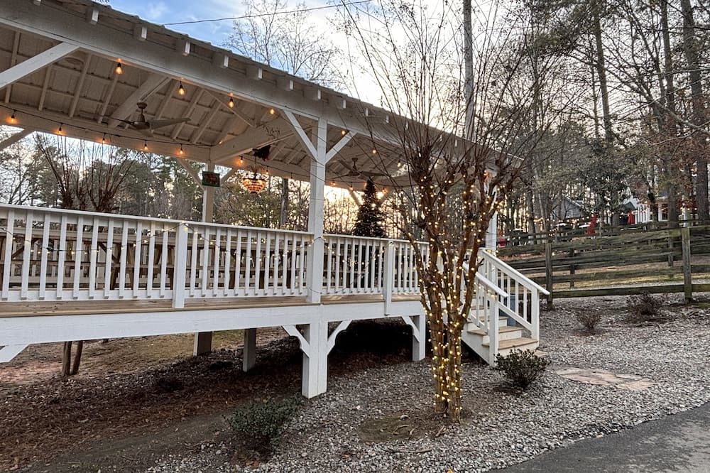 Cumming House | Modern elegance in midst of nature, shopping and entertainment