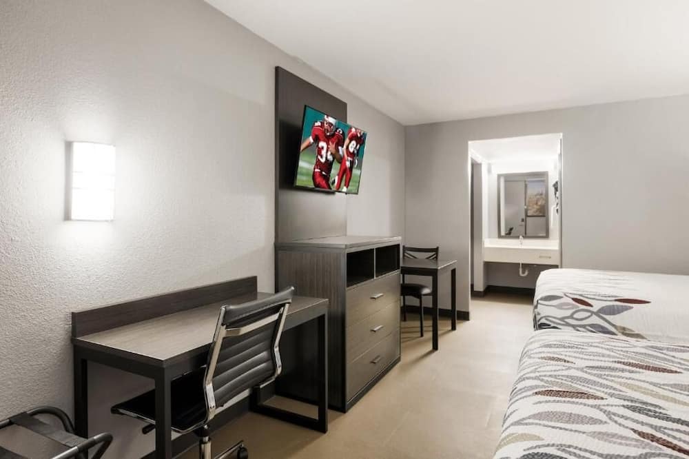 Alexandria House | Affordable Stay: Close to Alexandria Museum of Art, Free Parking, Pets Allowed!