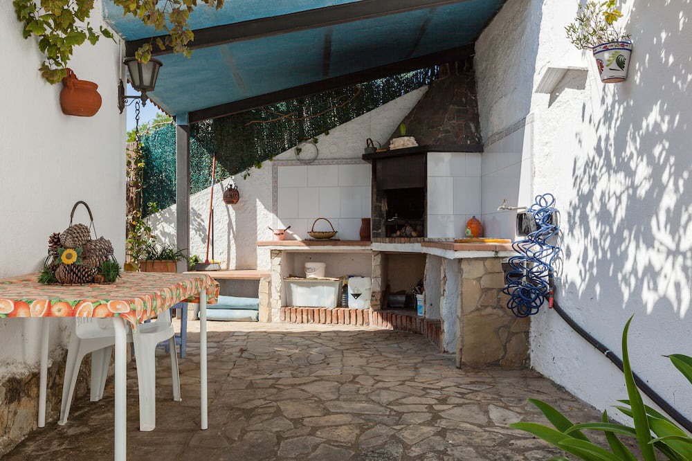 Sant Cebria de Vallalta House | Holiday Home "Villa Vistamar" with Sea View & Private Pool