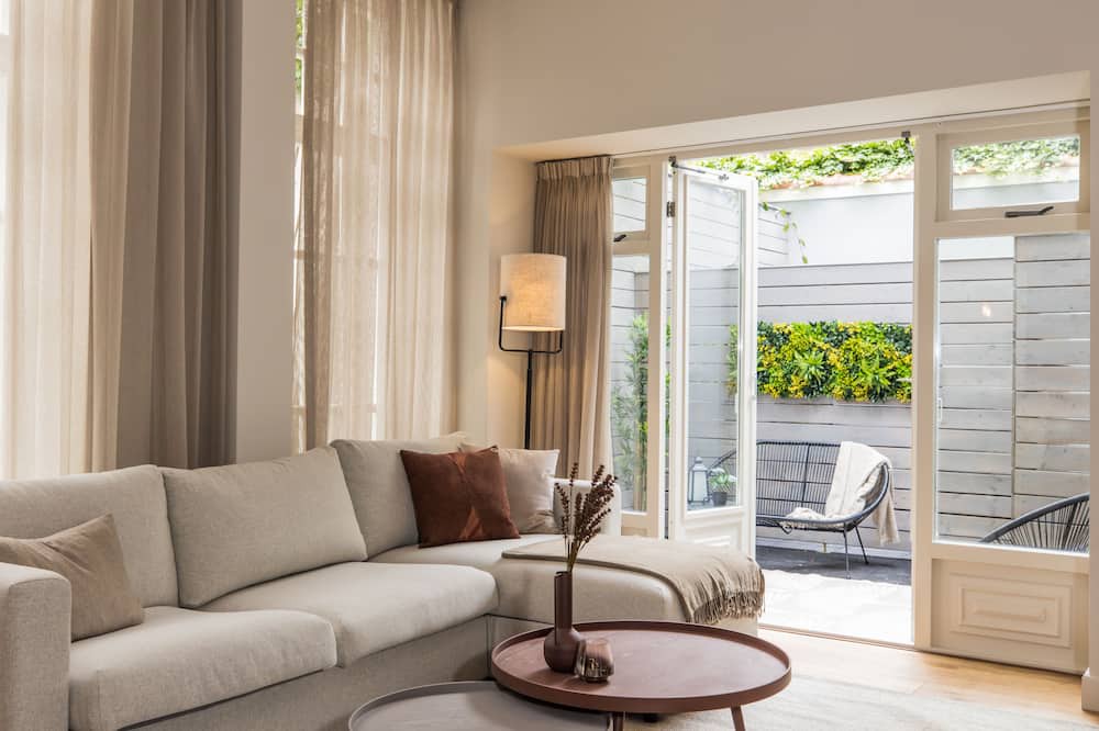 Zuidwal Apartment | Haya Historic - 'shiraz'