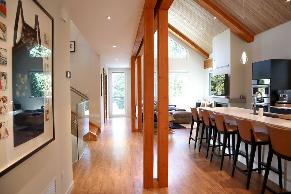 Emerald Estates House | Spacious Whistler Zen Chalet! 7 minute drive from the Village