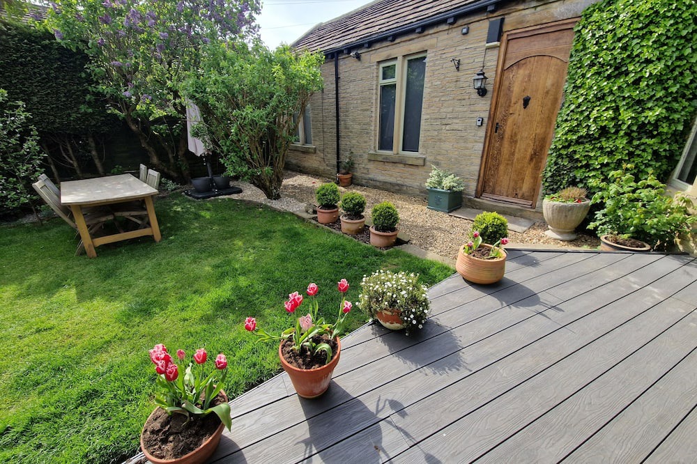 Rastrick Cottage | Superb 2-bedroomed Briar Cottage Guest Suite in Norwood Green, Halifax